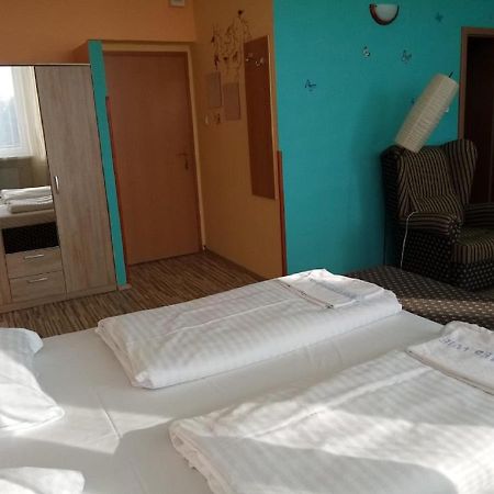 Hotel Hubert Нове-Замки Экстерьер фото