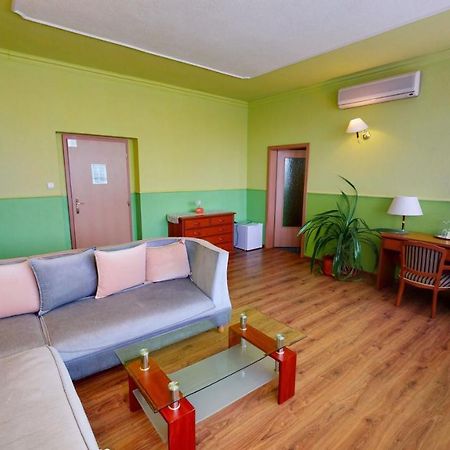 Hotel Hubert Нове-Замки Экстерьер фото