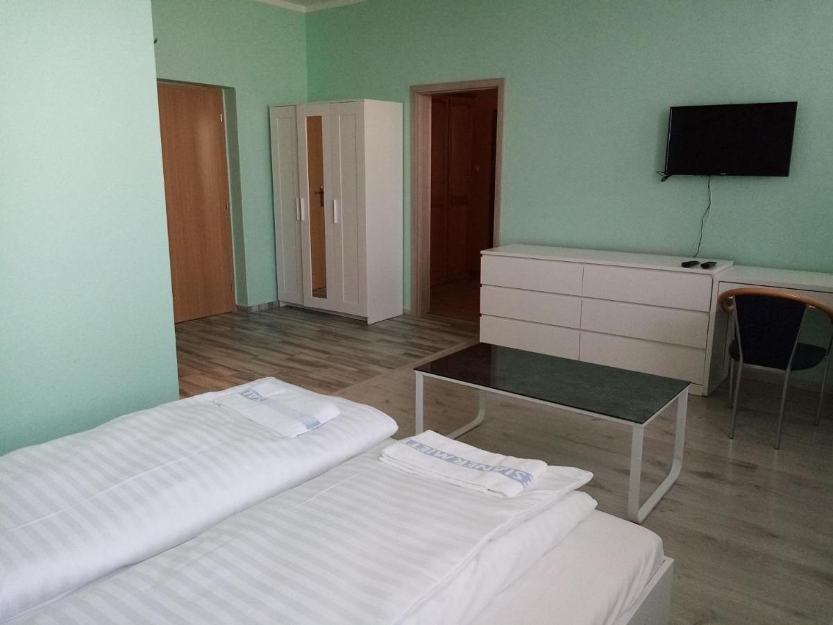 Hotel Hubert Нове-Замки Экстерьер фото