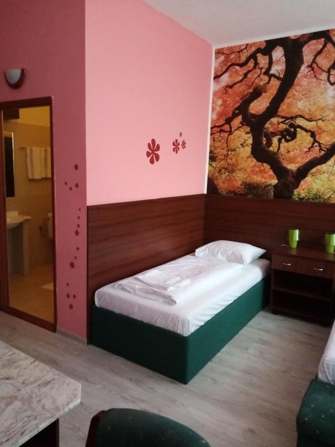Hotel Hubert Нове-Замки Экстерьер фото