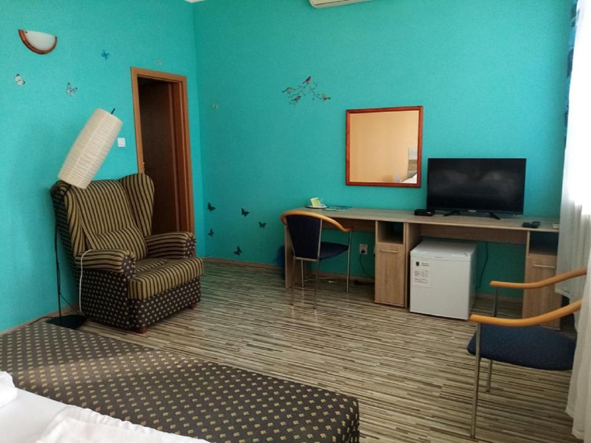 Hotel Hubert Нове-Замки Экстерьер фото