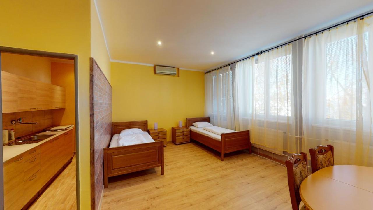 Hotel Hubert Нове-Замки Экстерьер фото