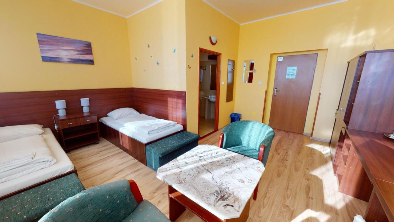 Hotel Hubert Нове-Замки Экстерьер фото