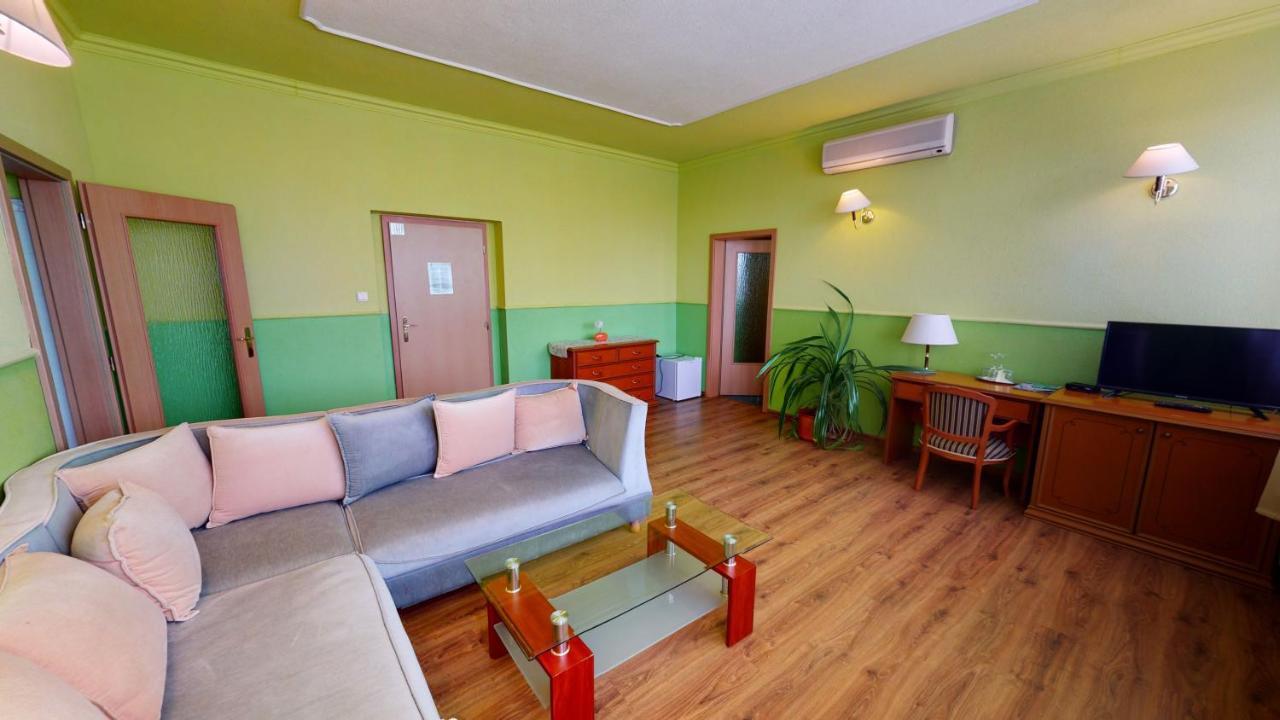 Hotel Hubert Нове-Замки Экстерьер фото