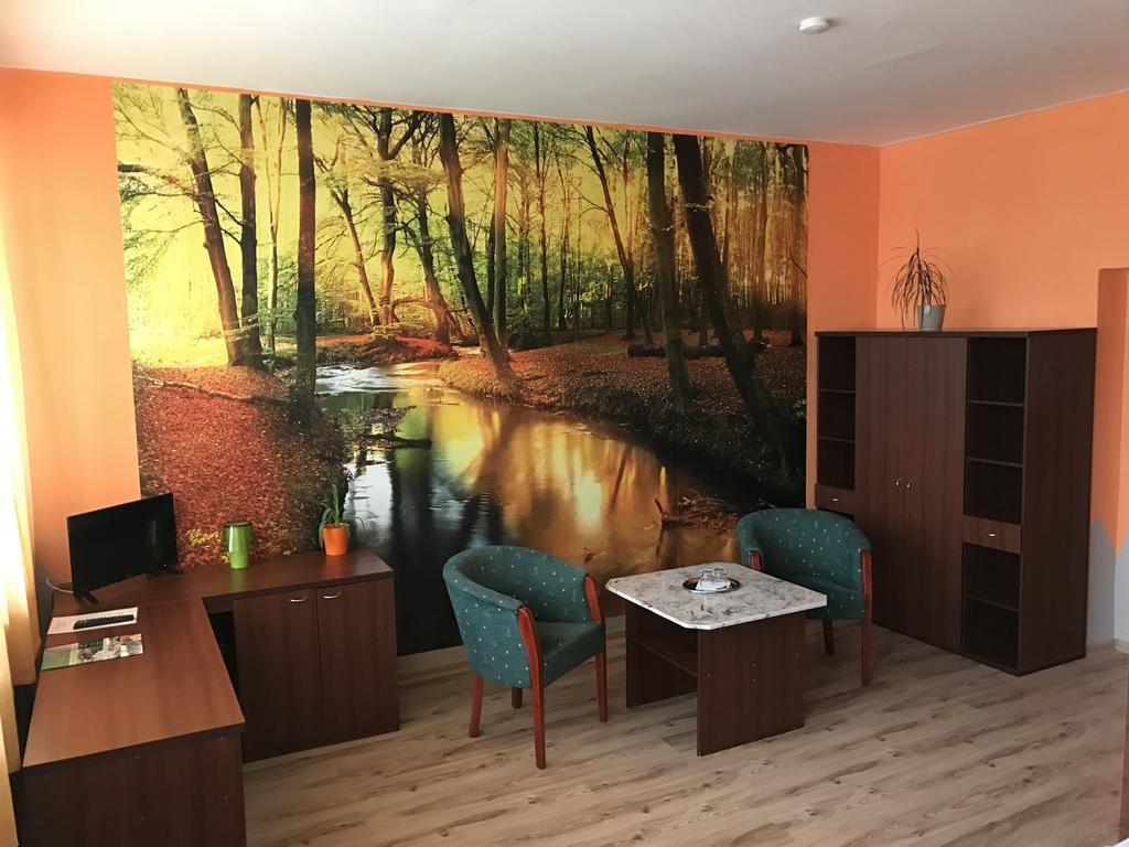 Hotel Hubert Нове-Замки Экстерьер фото
