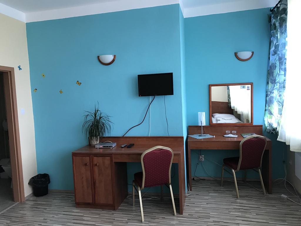 Hotel Hubert Нове-Замки Экстерьер фото