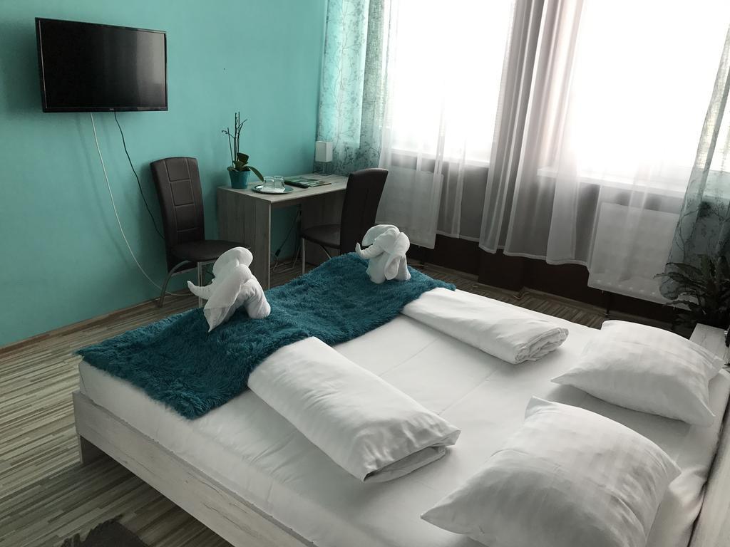 Hotel Hubert Нове-Замки Экстерьер фото