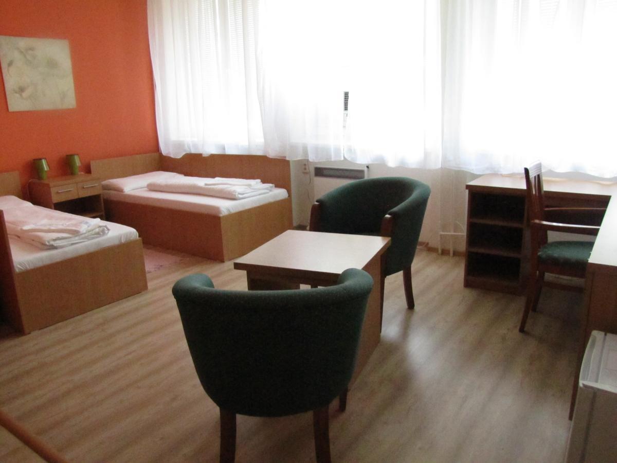 Hotel Hubert Нове-Замки Экстерьер фото