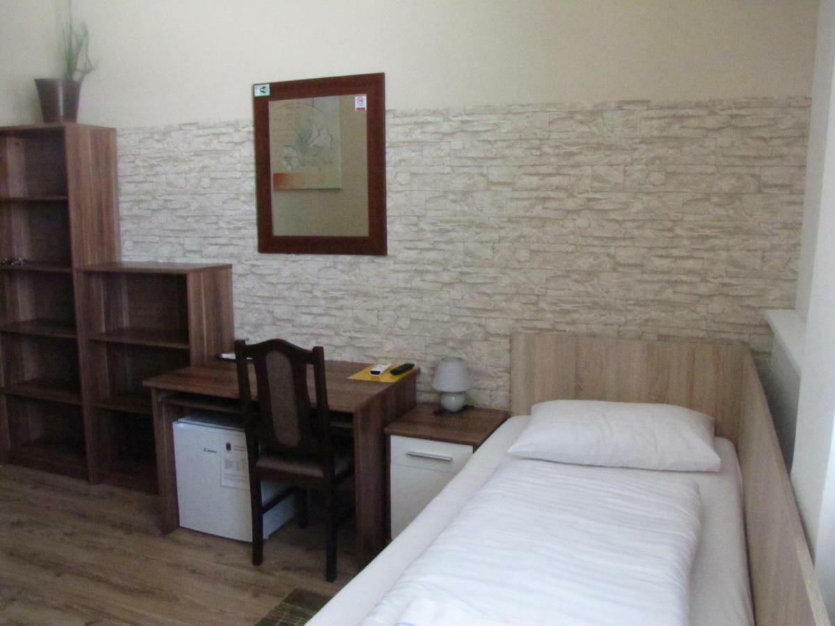 Hotel Hubert Нове-Замки Экстерьер фото